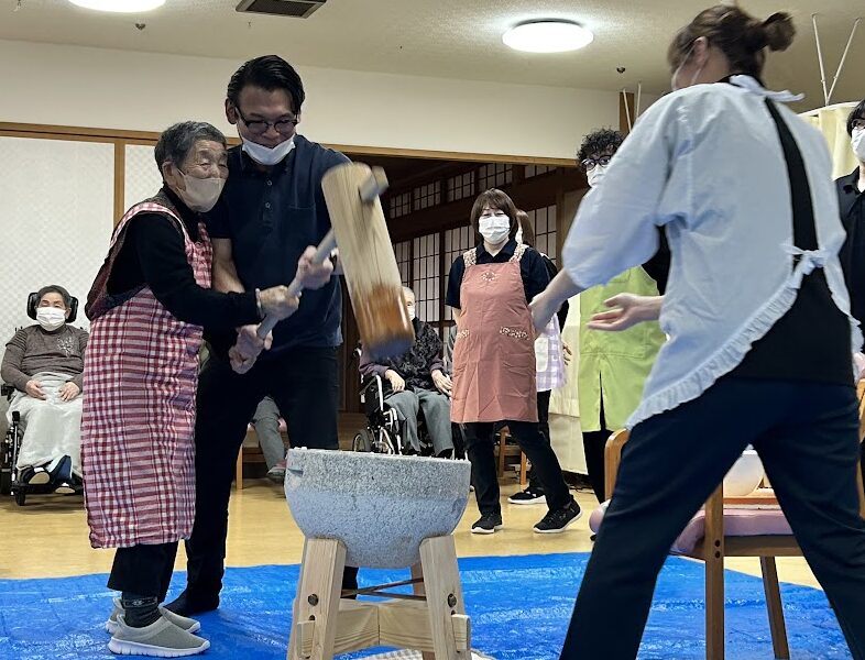 🎍笑顔で「よいしょ！」餅つき会 🎍｜特別養護老人ホーム 三思園